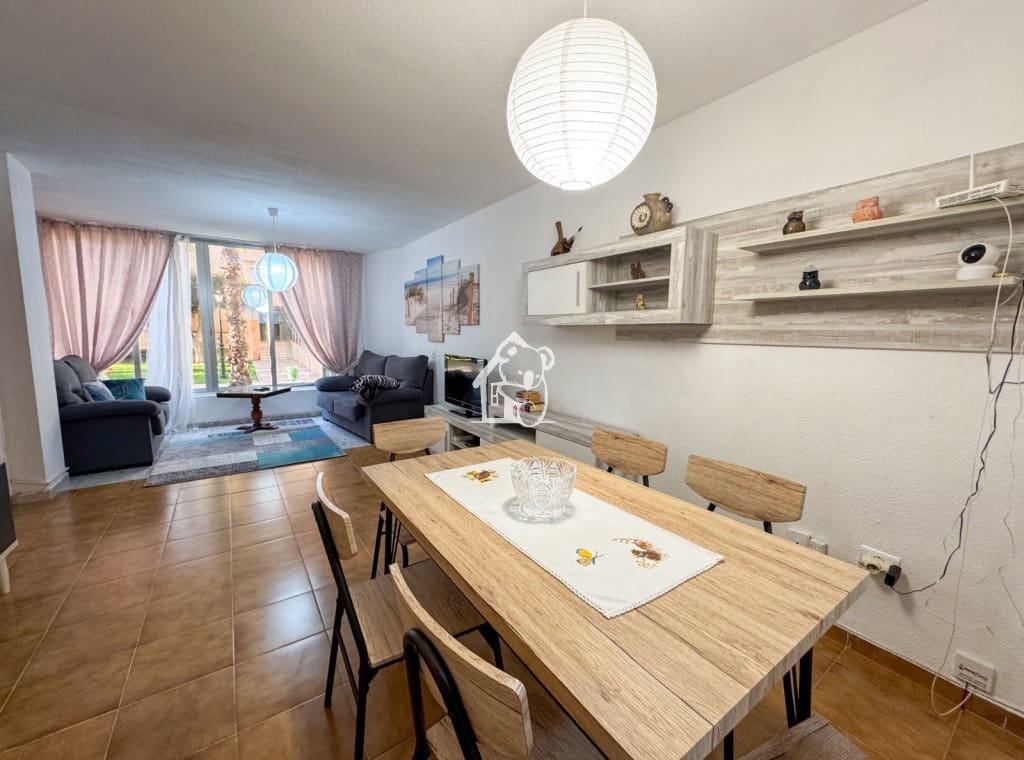 2 slaapkamer Strandappartement te huur in Torrevieja met zwembad garage - € 850 (Ref: 9474615)