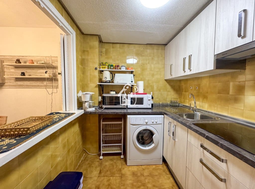 2 slaapkamer Strandappartement te huur in Torrevieja met zwembad garage - € 850 (Ref: 9474615)