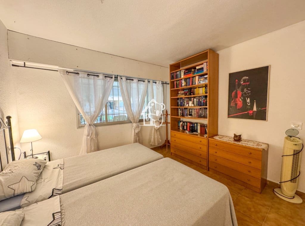 2 slaapkamer Strandappartement te huur in Torrevieja met zwembad garage - € 850 (Ref: 9474615)