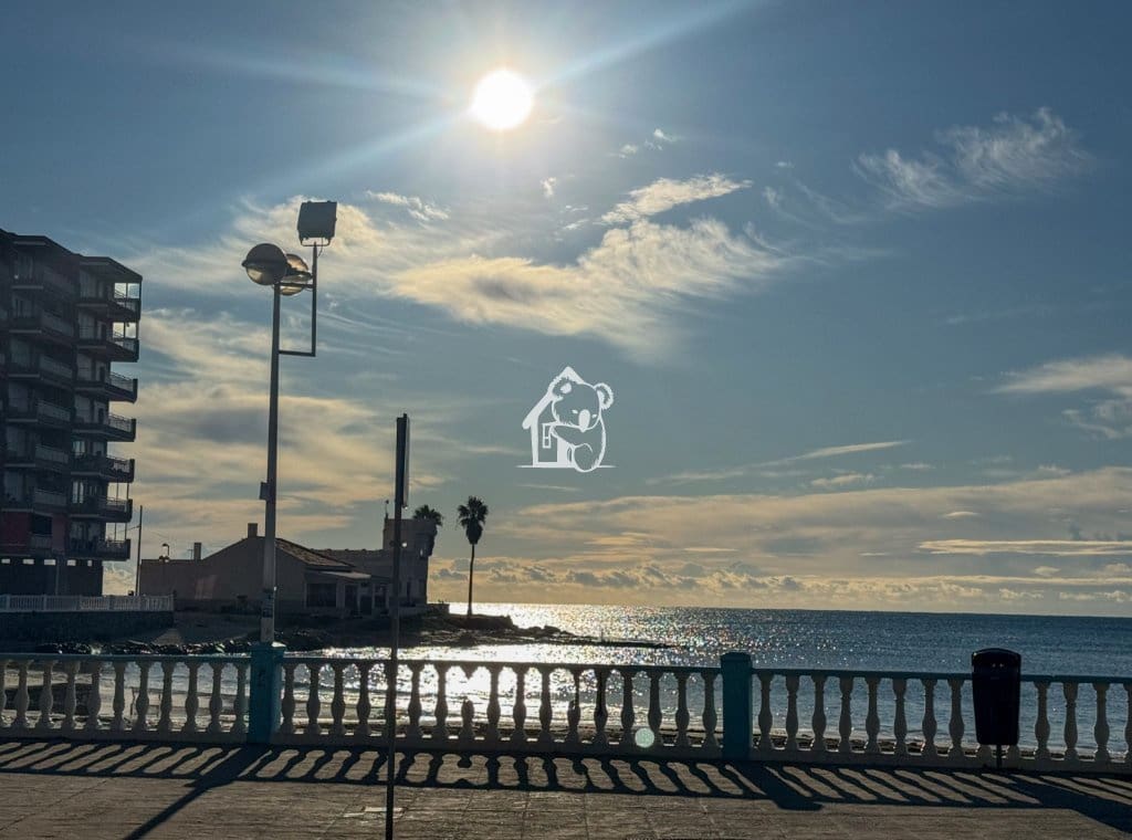 2 slaapkamer Strandappartement te huur in Torrevieja met zwembad garage - € 850 (Ref: 9474615)