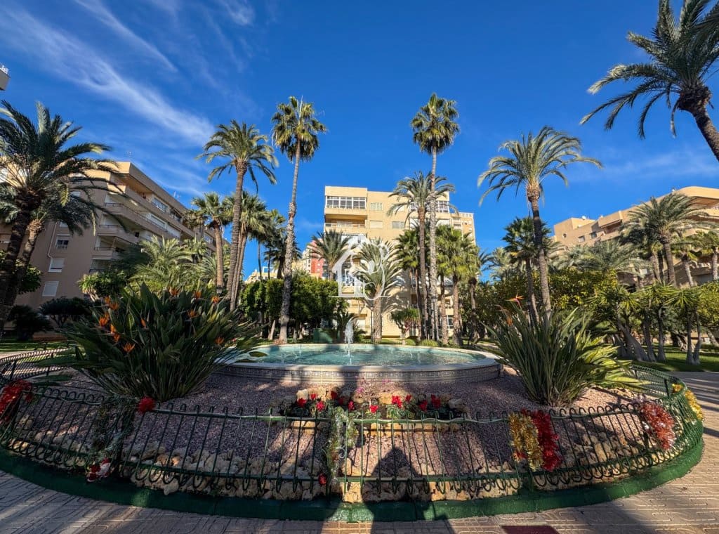 2 slaapkamer Strandappartement te huur in Torrevieja met zwembad garage - € 850 (Ref: 9474615)