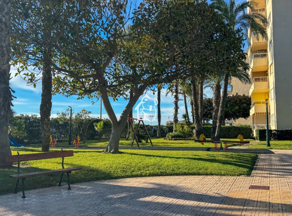 2 slaapkamer Strandappartement te huur in Torrevieja met zwembad garage - € 850 (Ref: 9474615)