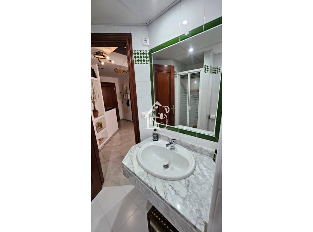 2 bedroom Beach Apartment for rent in Torrevieja with pool - € 950 (Ref: 9485498)