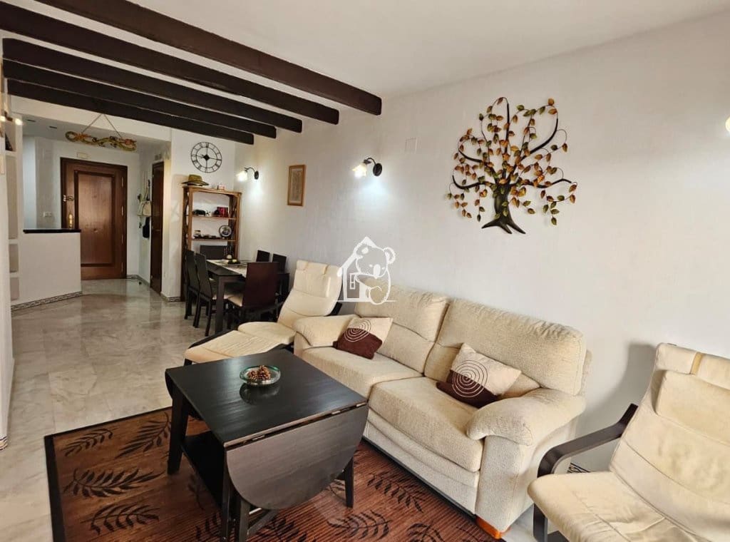 2 bedroom Beach Apartment for rent in Torrevieja with pool - € 950 (Ref: 9485498)