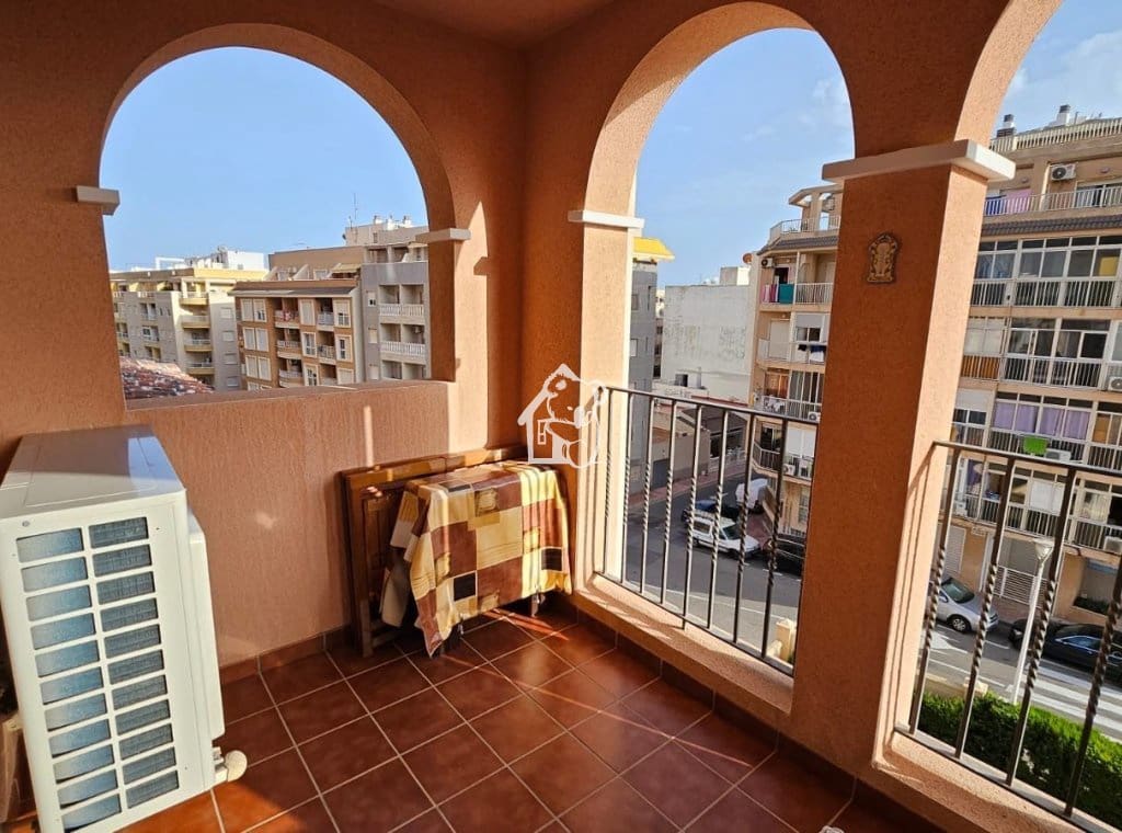 2 bedroom Beach Apartment for rent in Torrevieja with pool - € 950 (Ref: 9485498)