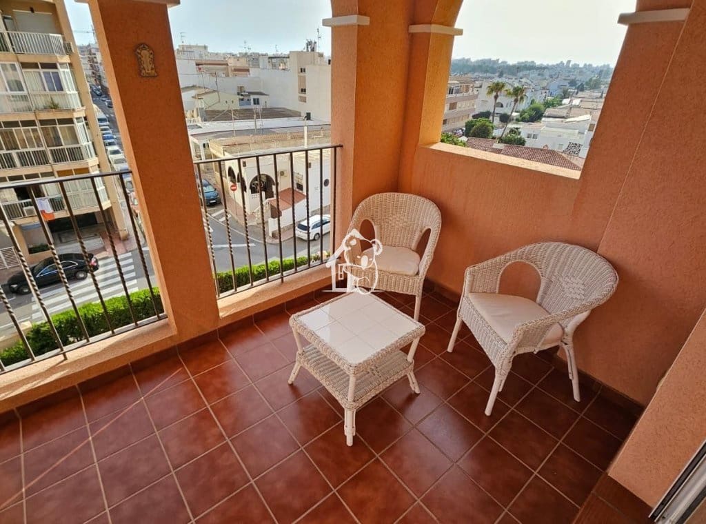 2 bedroom Beach Apartment for rent in Torrevieja with pool - € 950 (Ref: 9485498)