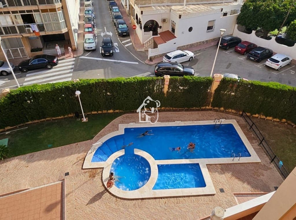 2 bedroom Beach Apartment for rent in Torrevieja with pool - € 950 (Ref: 9485498)