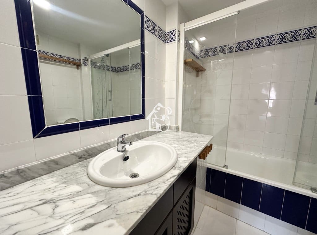 2 bedroom Beach Apartment for rent in Torrevieja with pool - € 950 (Ref: 9485498)