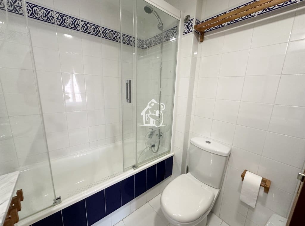 2 bedroom Beach Apartment for rent in Torrevieja with pool - € 950 (Ref: 9485498)