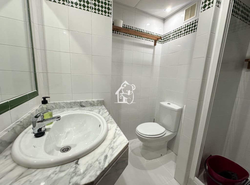 2 bedroom Beach Apartment for rent in Torrevieja with pool - € 950 (Ref: 9485498)