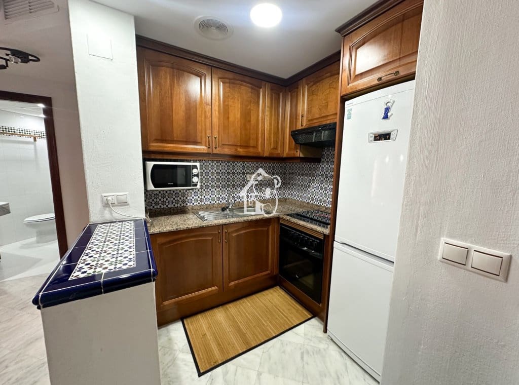 2 bedroom Beach Apartment for rent in Torrevieja with pool - € 950 (Ref: 9485498)