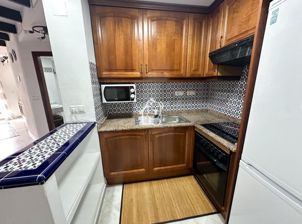 2 bedroom Beach Apartment for rent in Torrevieja with pool - € 950 (Ref: 9485498)