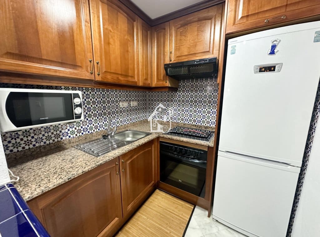 2 bedroom Beach Apartment for rent in Torrevieja with pool - € 950 (Ref: 9485498)