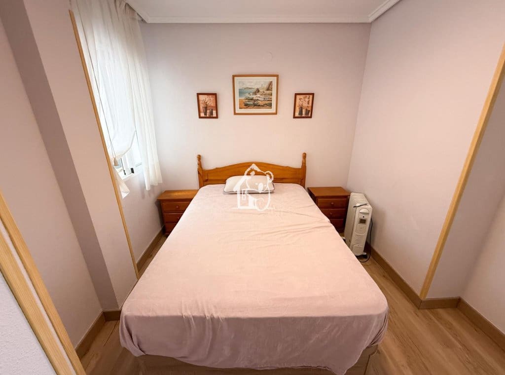 Apartamento de 2 habitaciones en Guardamar del Segura en alquiler con piscina - 900 € (Ref: 9494102)