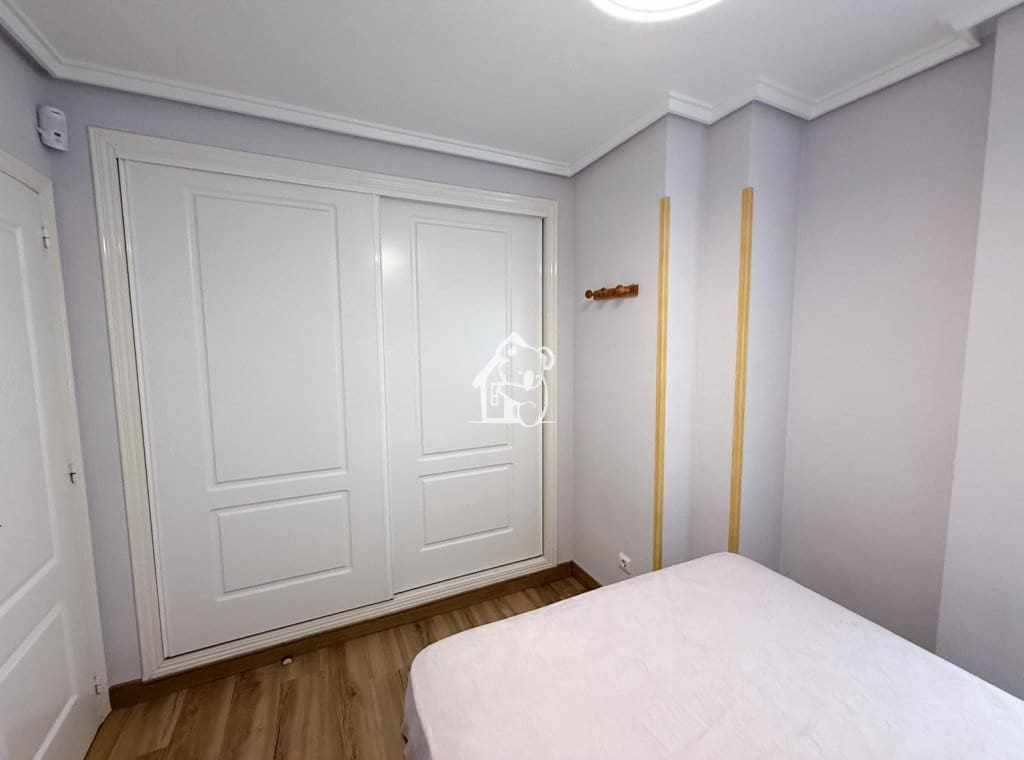 Apartamento de 2 habitaciones en Guardamar del Segura en alquiler con piscina - 900 € (Ref: 9494102)