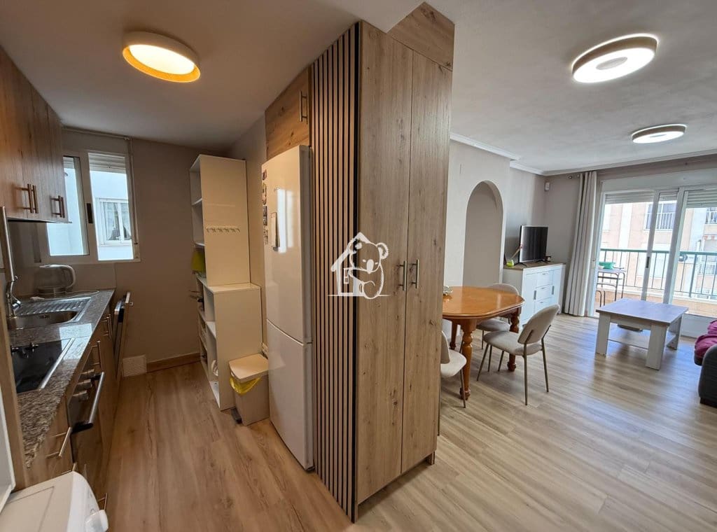 Apartamento de 2 habitaciones en Guardamar del Segura en alquiler con piscina - 900 € (Ref: 9494102)