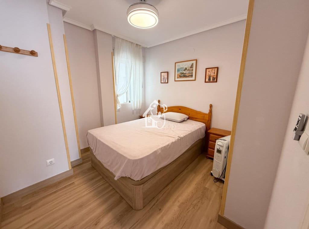 Apartamento de 2 habitaciones en Guardamar del Segura en alquiler con piscina - 900 € (Ref: 9494102)