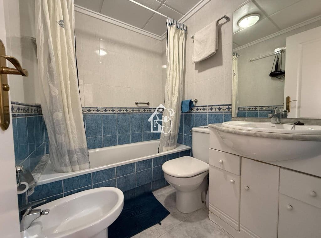 Apartamento de 2 habitaciones en Guardamar del Segura en alquiler con piscina - 900 € (Ref: 9494102)