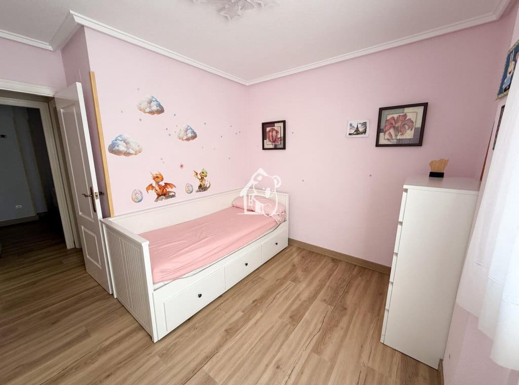 Apartamento de 2 habitaciones en Guardamar del Segura en alquiler con piscina - 900 € (Ref: 9494102)