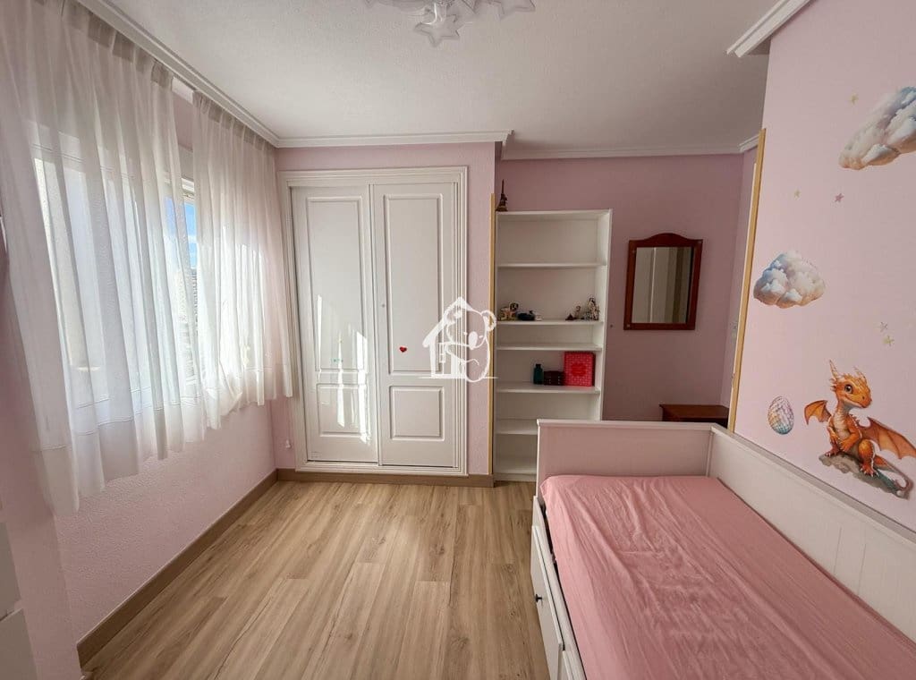 Apartamento de 2 habitaciones en Guardamar del Segura en alquiler con piscina - 900 € (Ref: 9494102)