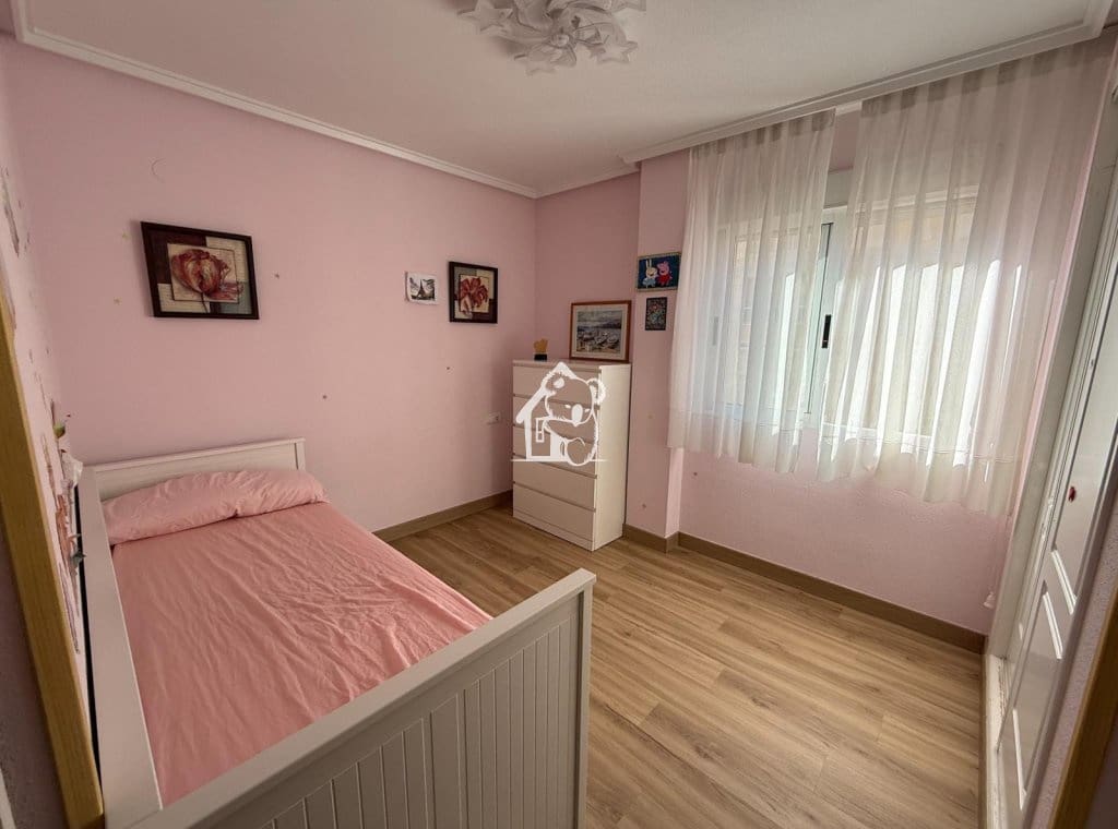 Apartamento de 2 habitaciones en Guardamar del Segura en alquiler con piscina - 900 € (Ref: 9494102)