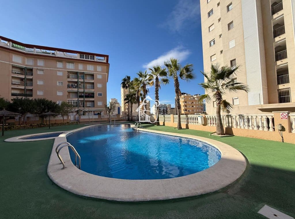 Apartamento de 2 habitaciones en Guardamar del Segura en alquiler con piscina - 900 € (Ref: 9494102)
