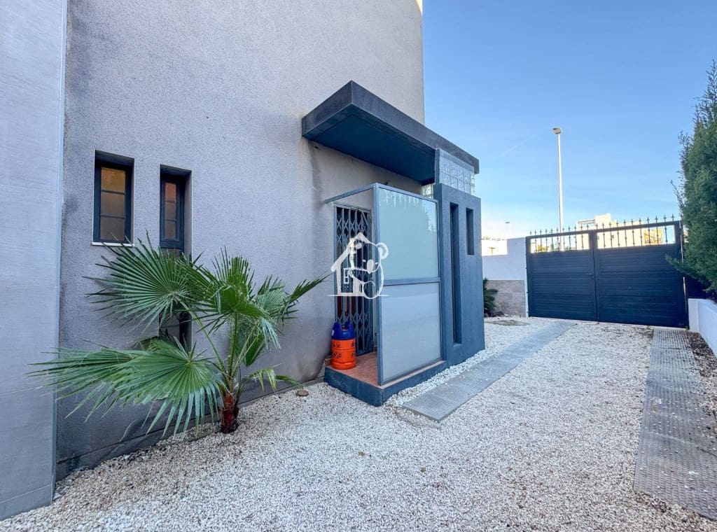 3 makuuhuone Omakotitalo vuokrattavana paikassa Torrevieja mukana uima-altaan - 1 000 € (Ref: 9494103)