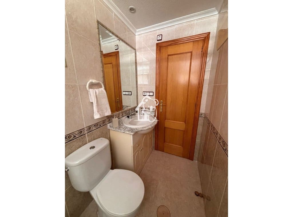 2 soveværelse Lejlighed til leje i Torrevieja med swimmingpool garage - € 800 (Ref: 9496708)