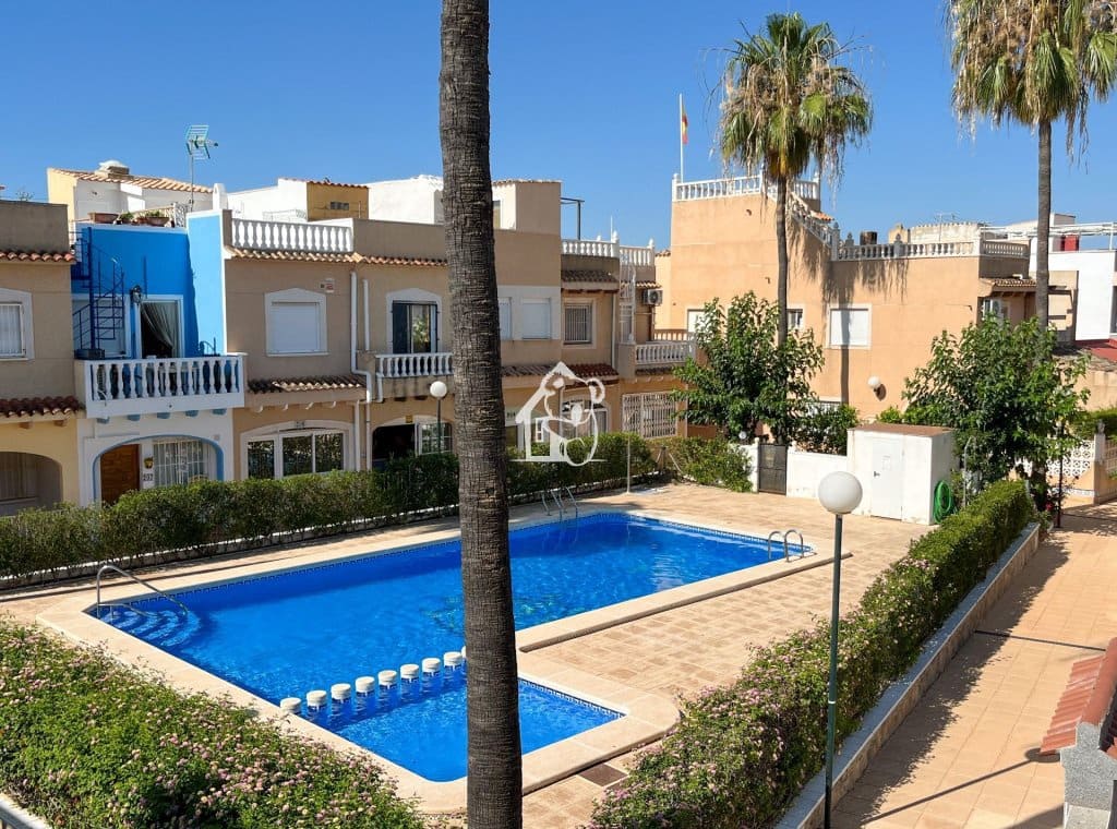 Bungalow de 3 habitaciones en Orihuela en alquiler con piscina - 750 € (Ref: 9500951)