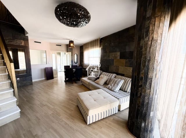 3 bedroom Penthouse for rent in Almoradí with garage - € 900 (Ref: 9511468)