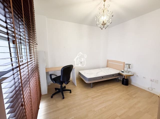 3 bedroom Penthouse for rent in Almoradí with garage - € 900 (Ref: 9511468)