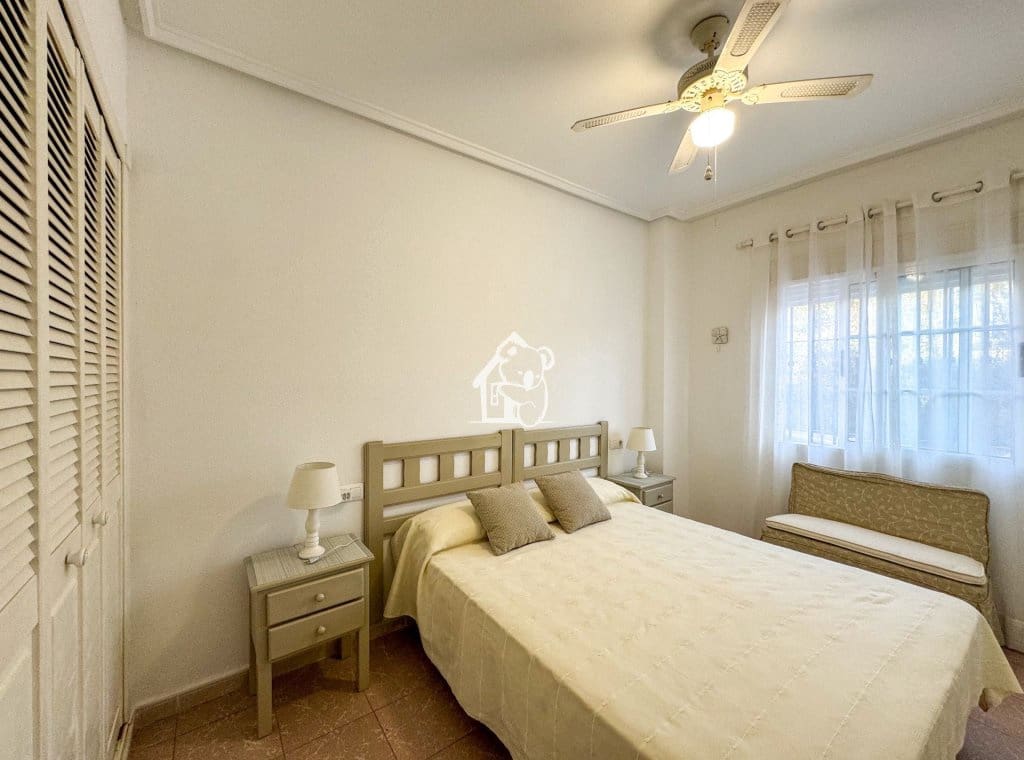 Apartamento de 2 habitaciones en Torrevieja en alquiler con piscina - 750 € (Ref: 9525921)
