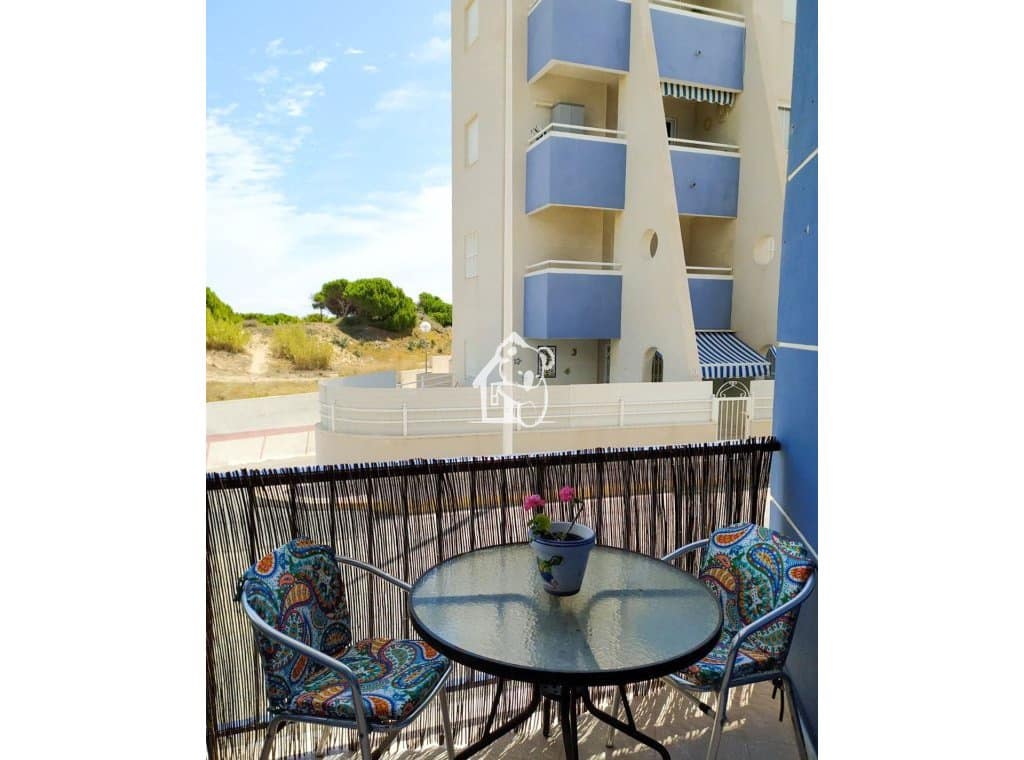 Apartamento de 2 habitaciones en Torrevieja en alquiler con piscina - 750 € (Ref: 9525921)