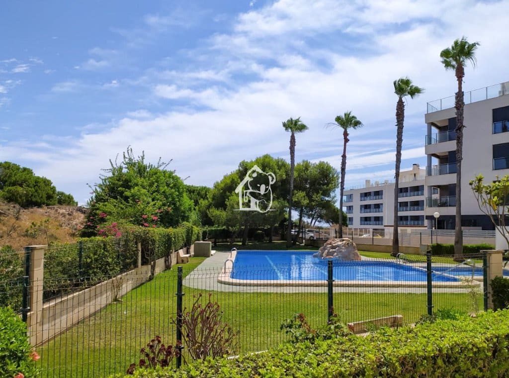 Apartamento de 2 habitaciones en Torrevieja en alquiler con piscina - 750 € (Ref: 9525921)