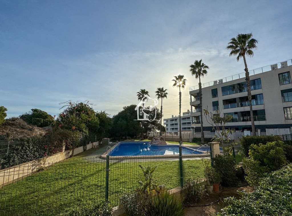 Apartamento de 2 habitaciones en Torrevieja en alquiler con piscina - 750 € (Ref: 9525921)