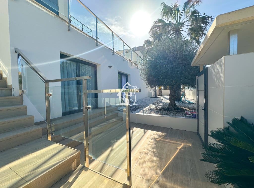 2 bedroom Bungalow for rent in Dehesa de Campoamor with pool - € 2,000 (Ref: 9560687)