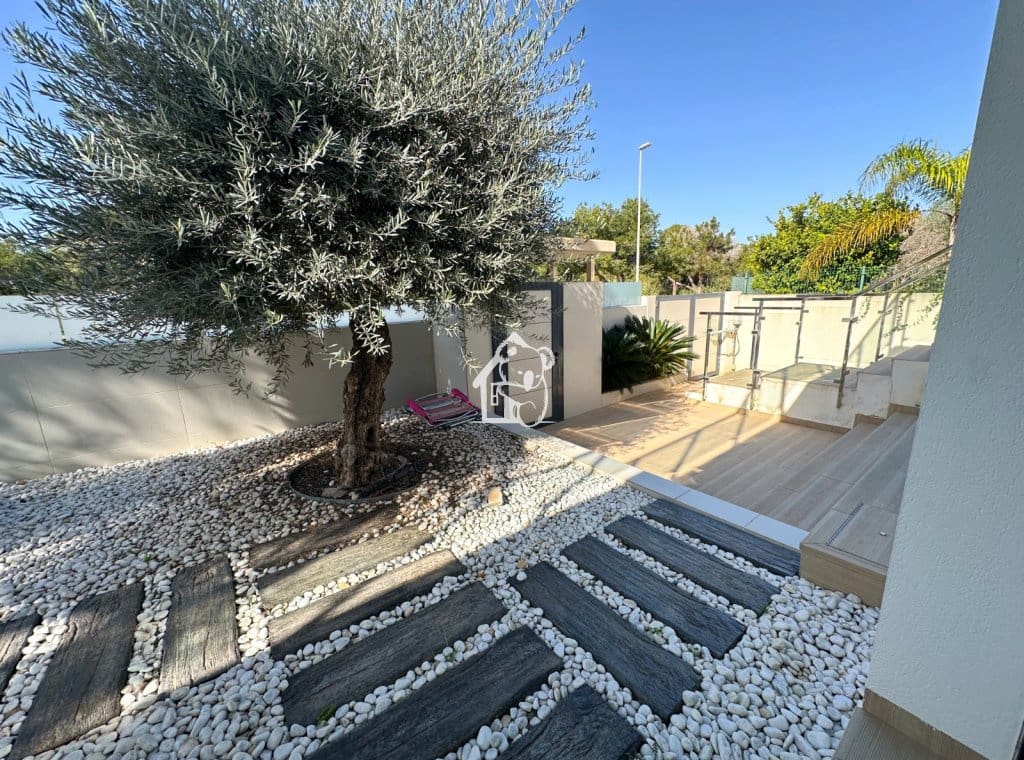 2 bedroom Bungalow for rent in Dehesa de Campoamor with pool - € 2,000 (Ref: 9560687)