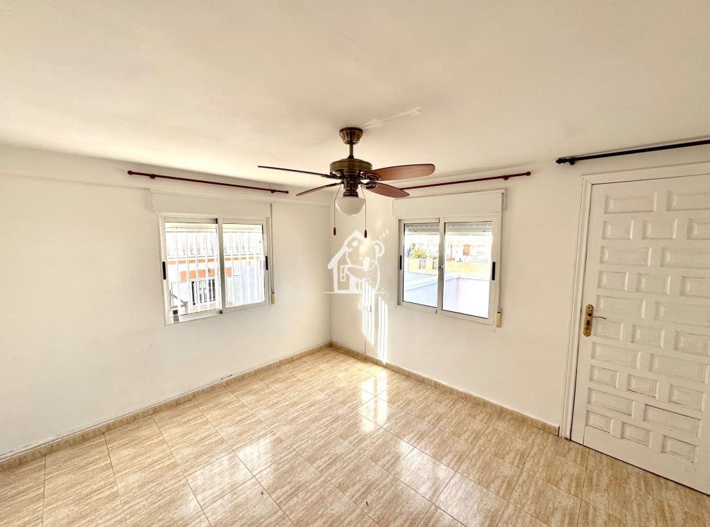 4 bedroom Villa for rent in La Zenia with pool - € 1,400 (Ref: 9585236)