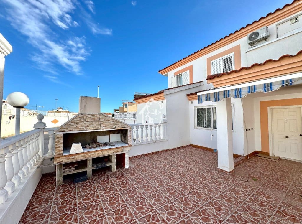 4 bedroom Villa for rent in La Zenia with pool - € 1,400 (Ref: 9585236)