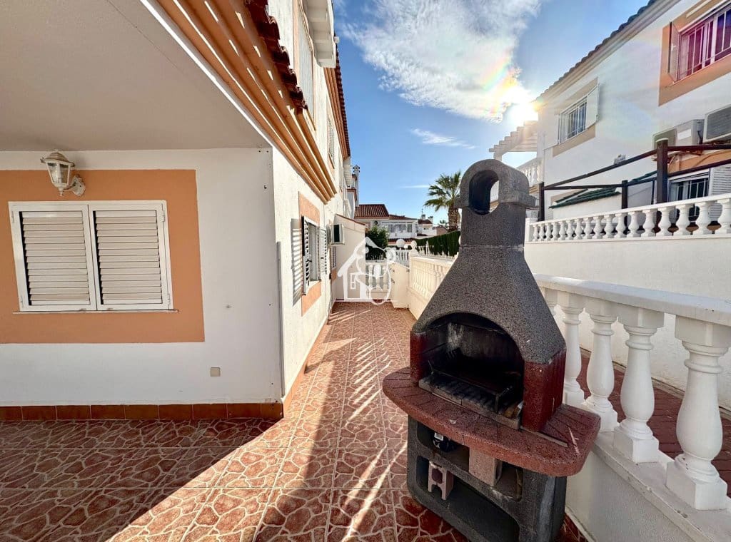 4 bedroom Villa for rent in La Zenia with pool - € 1,400 (Ref: 9585236)