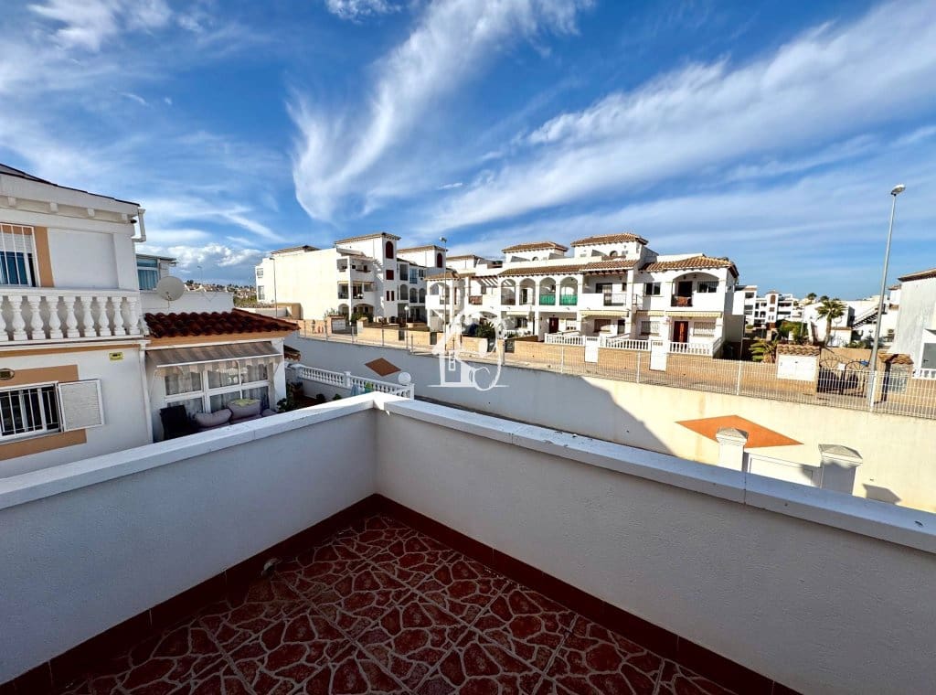 4 bedroom Villa for rent in La Zenia with pool - € 1,400 (Ref: 9585236)