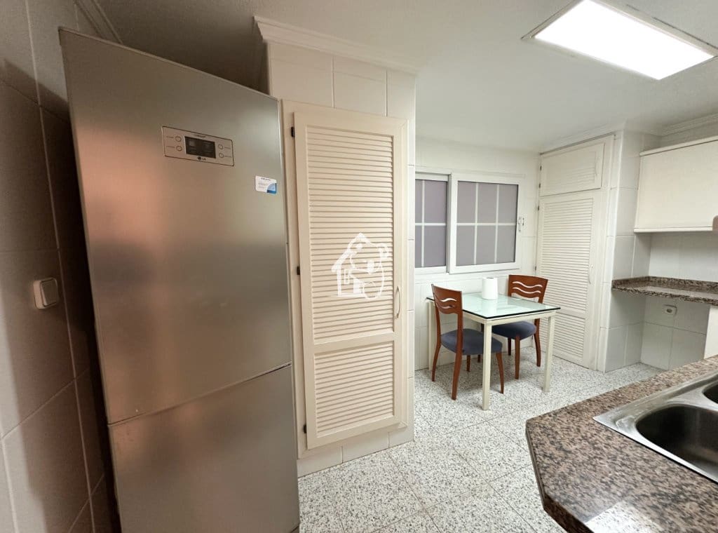 3 bedroom Beach Apartment for rent in Torrevieja - € 1,400 (Ref: 9594449)