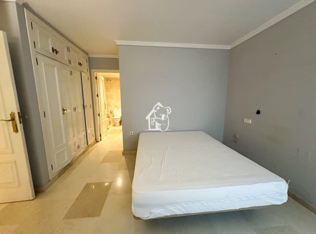 3 bedroom Beach Apartment for rent in Torrevieja - € 1,400 (Ref: 9594449)