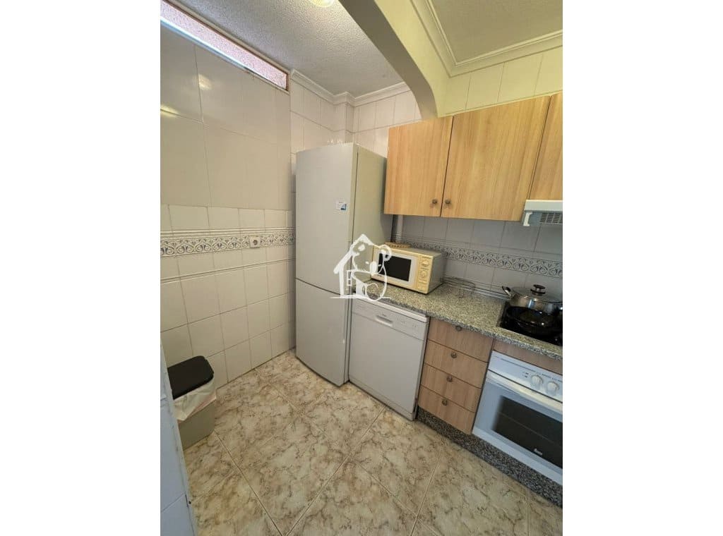 5 bedroom Villa for rent in Torrevieja - € 1,200 (Ref: 9594452)