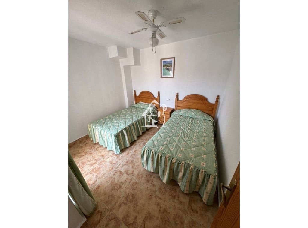 5 bedroom Villa for rent in Torrevieja - € 1,200 (Ref: 9594452)