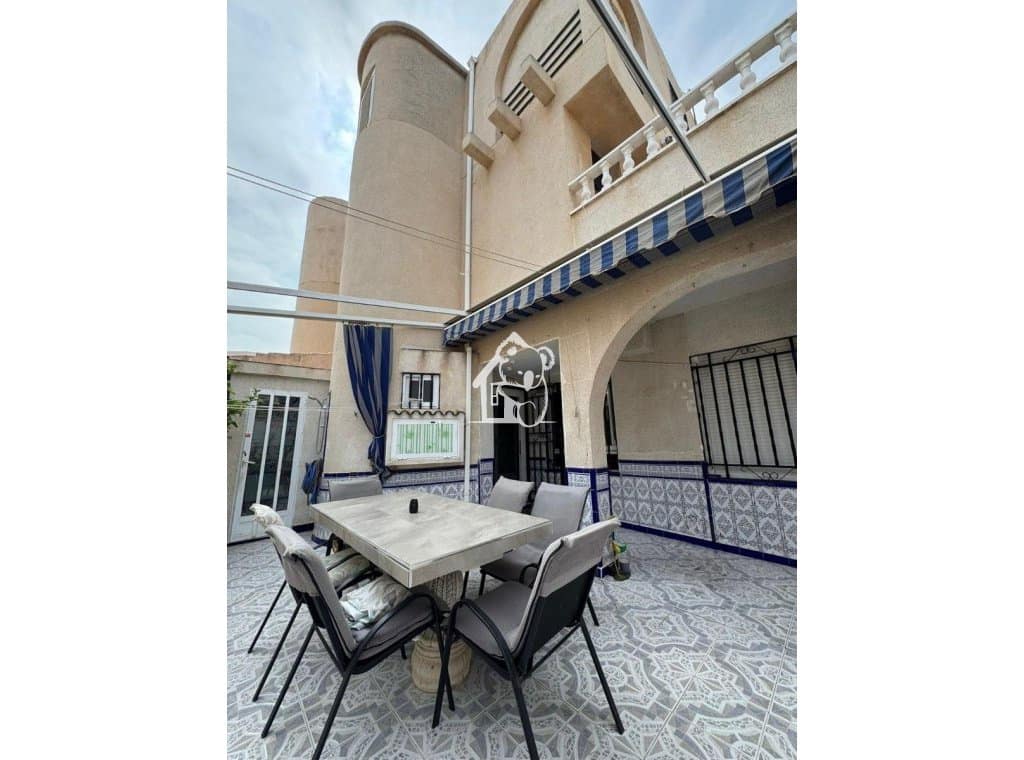 5 bedroom Villa for rent in Torrevieja - € 1,200 (Ref: 9594452)