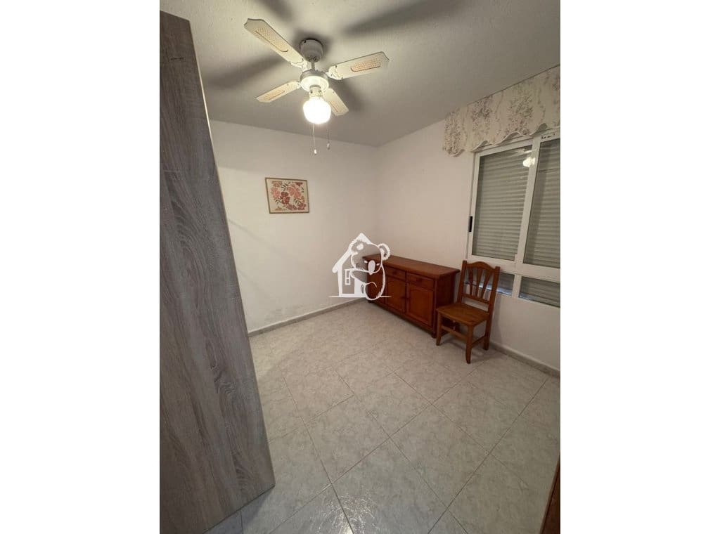 5 bedroom Villa for rent in Torrevieja - € 1,200 (Ref: 9594452)