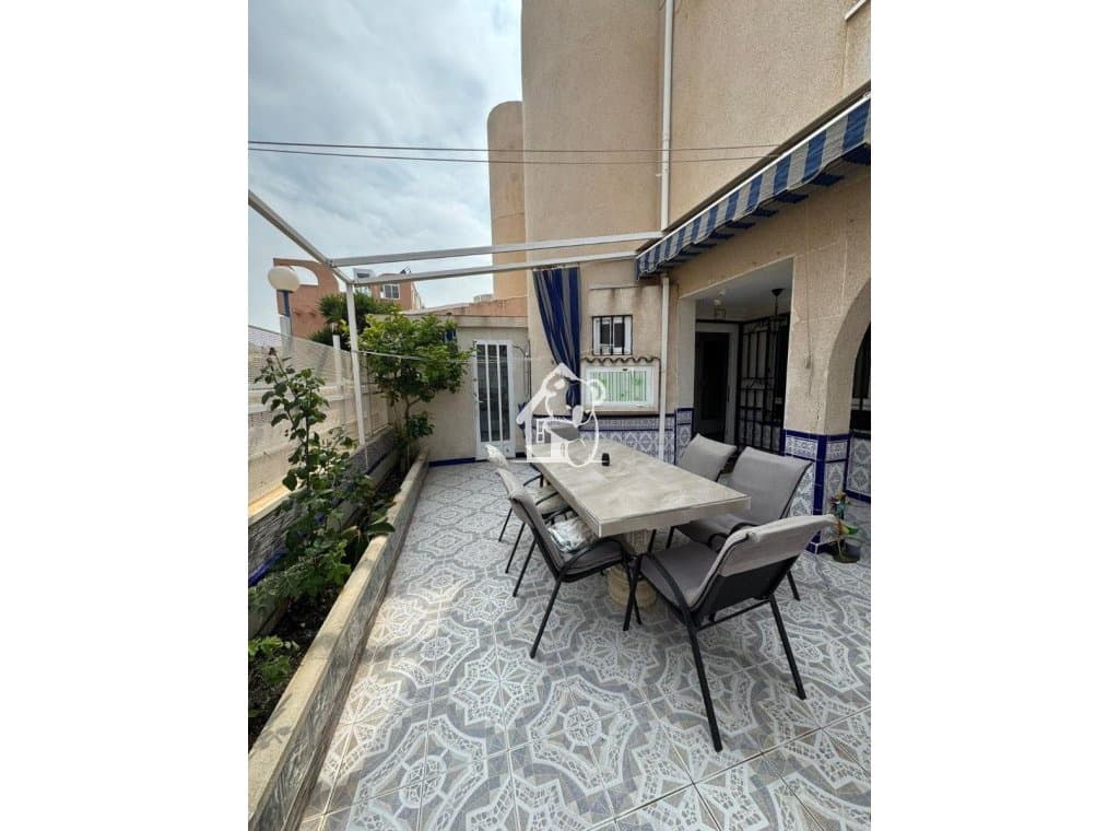 5 bedroom Villa for rent in Torrevieja - € 1,200 (Ref: 9594452)