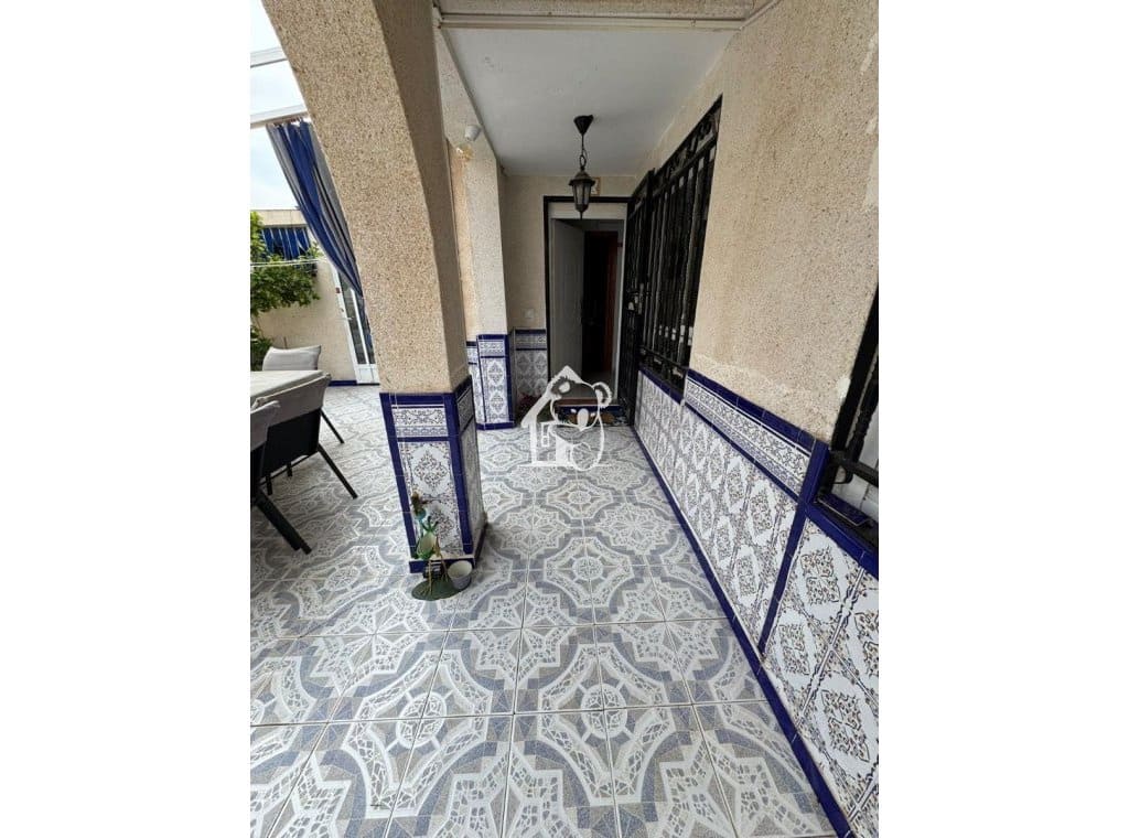 5 bedroom Villa for rent in Torrevieja - € 1,200 (Ref: 9594452)