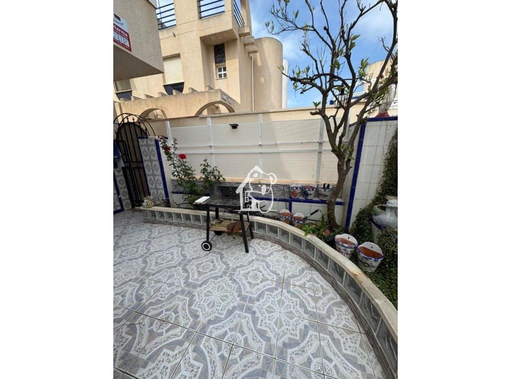 5 bedroom Villa for rent in Torrevieja - € 1,200 (Ref: 9594452)